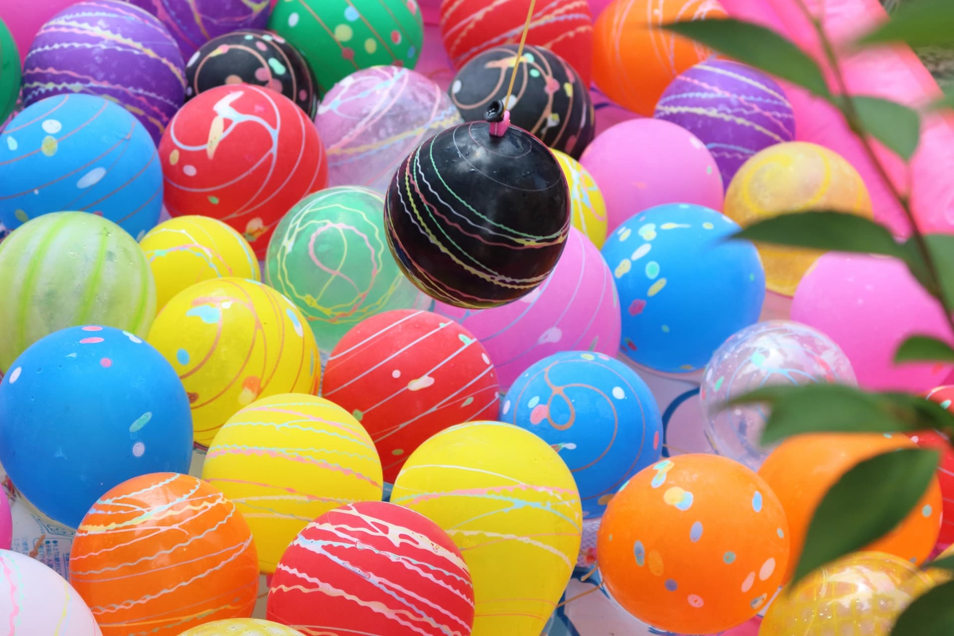 色とりどりの水ヨーヨーがプールに浮かんでいる