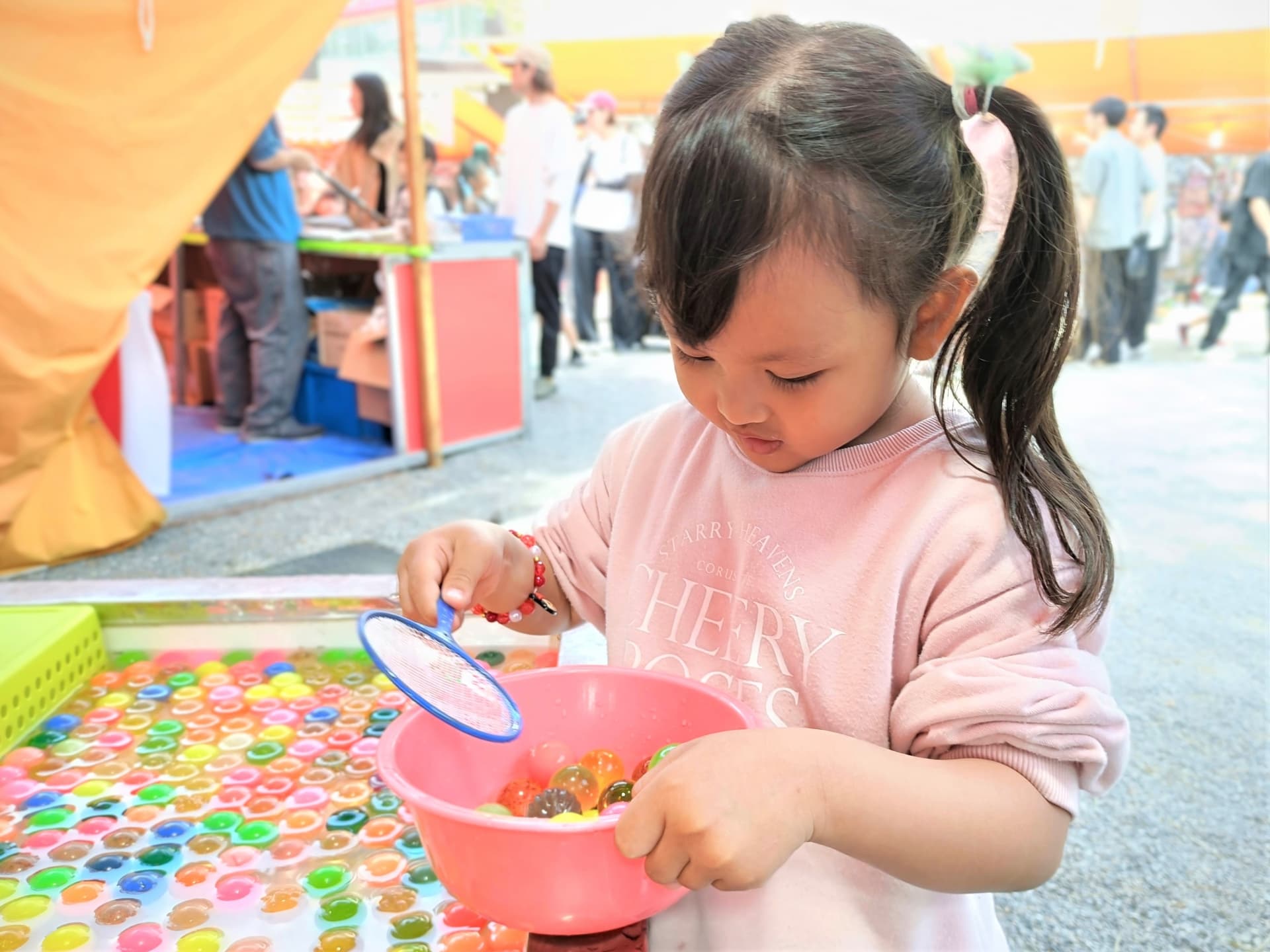 スーパーボールをすくうツインテールの女の子