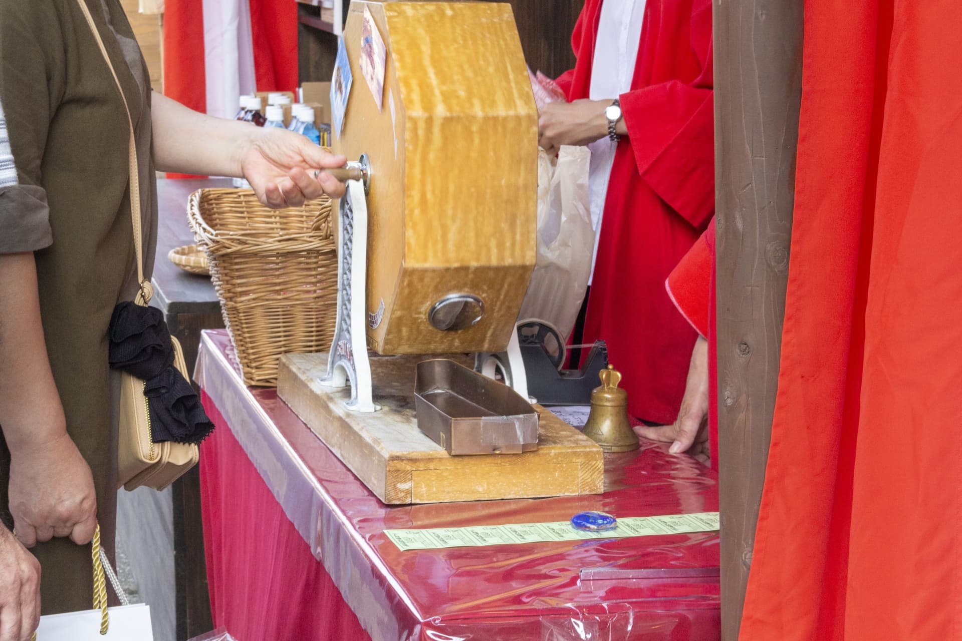 くじ引きをしている様子