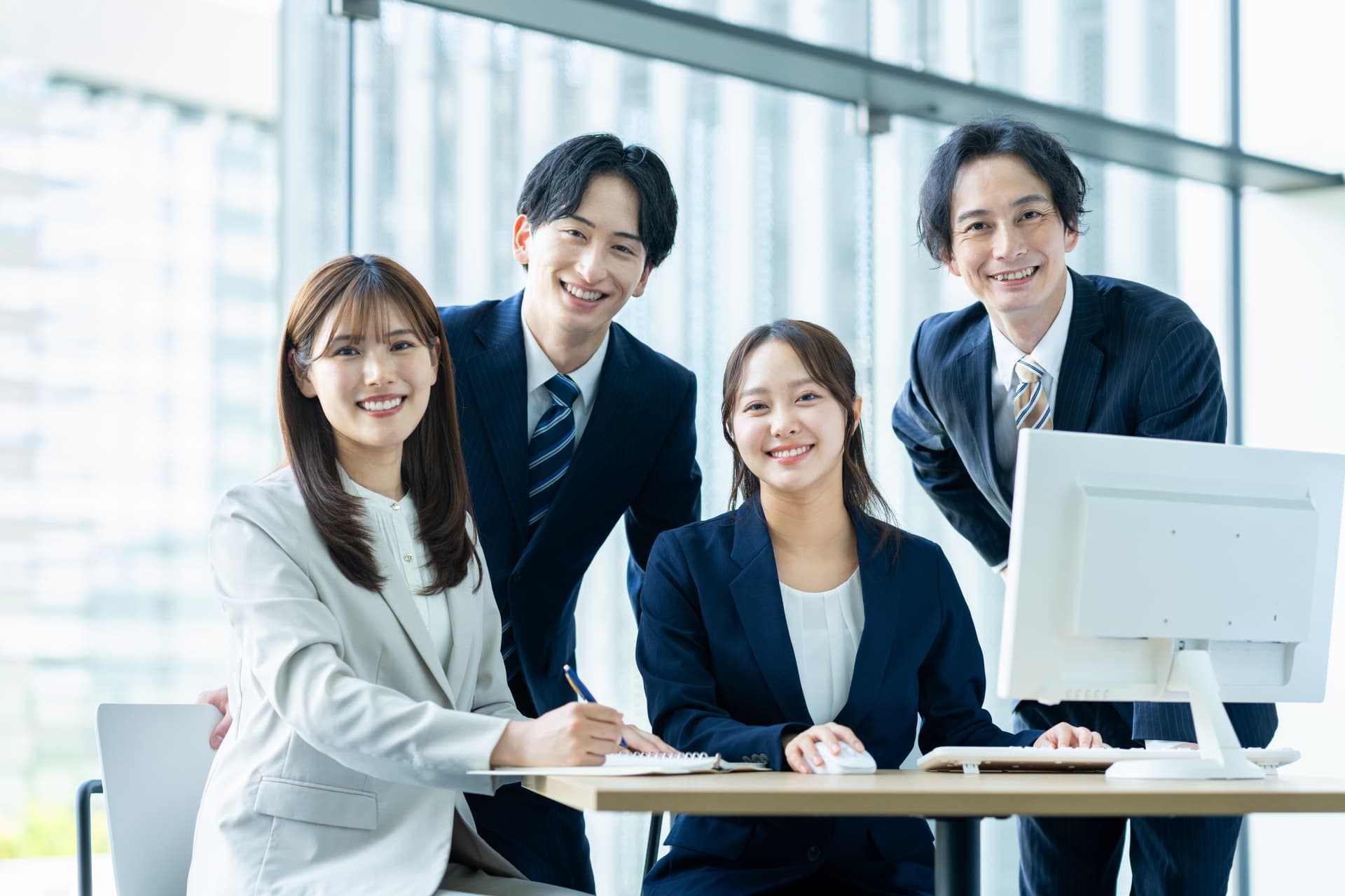 笑顔でこちらを向く男女4人