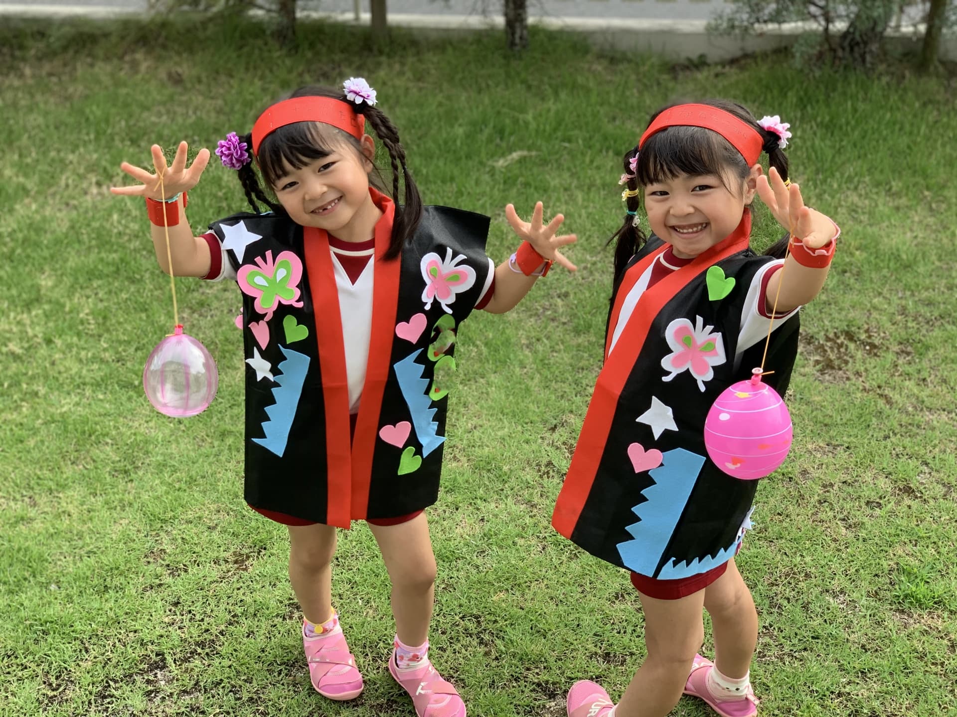 水風船を持った楽しそうに微笑む女の子二人